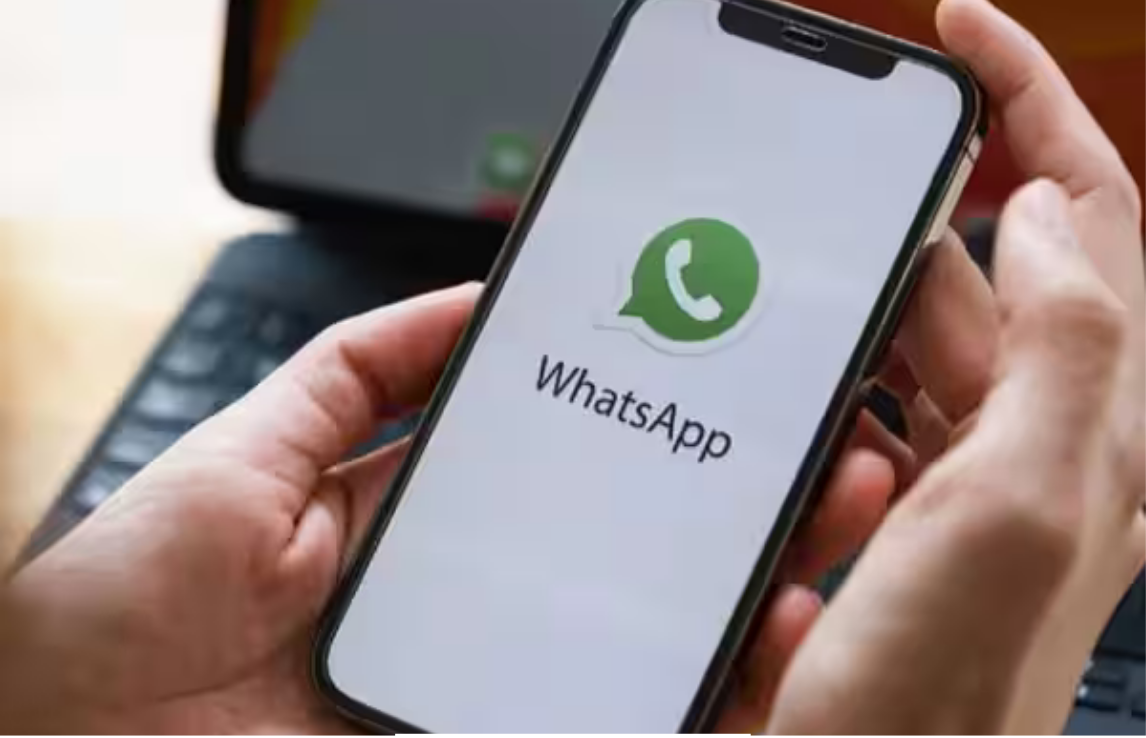 ஸ்மார்ட்போனில் வாட்ஸ் அப் செயலி மற்றும் சிம்கார்டு பொருத்தும் காட்சி.