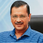 டில்லி உயர் நீதிமன்றம் முன்பு ஊடகங்கள் சூழ, அரவிந்த் கெஜ்ரிவால் மற்றும் சி.பி.ஐ. அலுவலகம் தொடர்பான காட்சி.