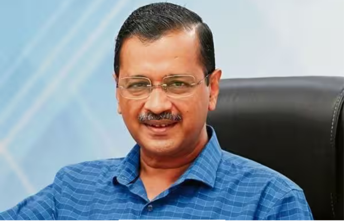 டில்லி உயர் நீதிமன்றம் முன்பு ஊடகங்கள் சூழ, அரவிந்த் கெஜ்ரிவால் மற்றும் சி.பி.ஐ. அலுவலகம் தொடர்பான காட்சி.