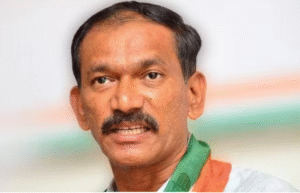 காங்கிரஸ் தலைவர் கிரீஷ் ஷோடங்கர் செய்தியாளர்களிடம் பேசிய காட்சி.