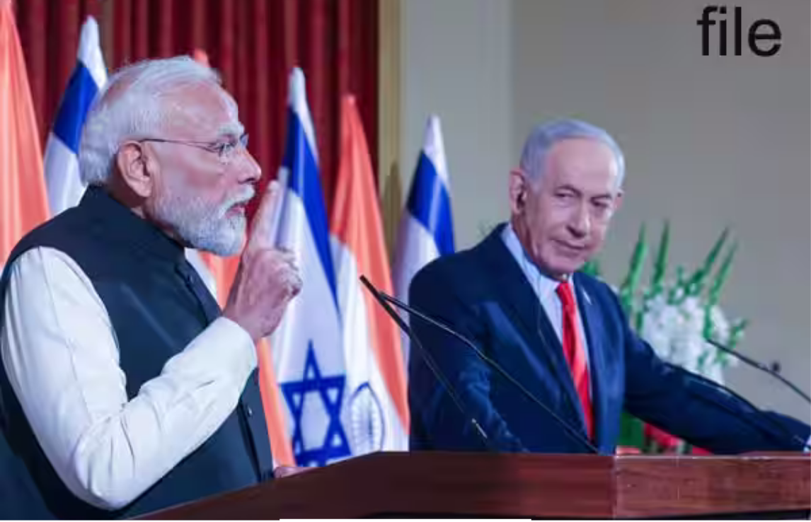 இஸ்ரேல் பிரதமருடன் தொலைபேசியில் பேசும் பிரதமர் நரேந்திர மோடி.