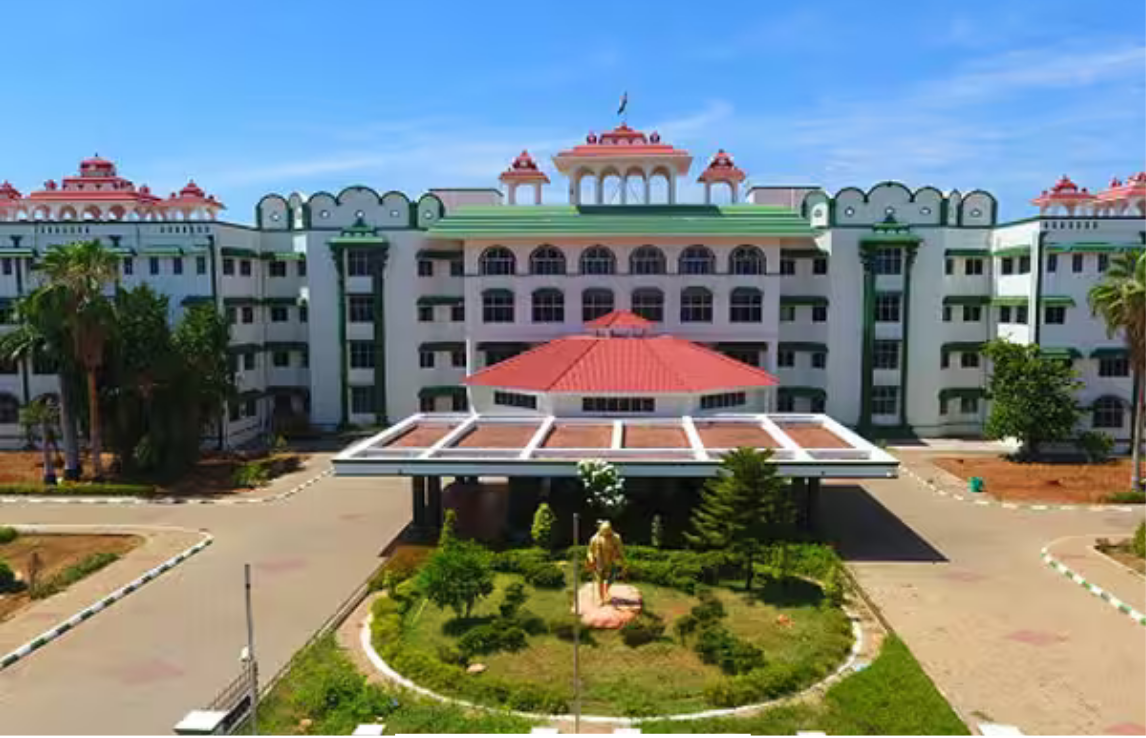 திருப்பரங்குன்றம் மலை உச்சியில் உள்ள தீபத்தூண் தொடர்பான வழக்கை விசாரித்த மதுரை ஐகோர்ட் கிளை.