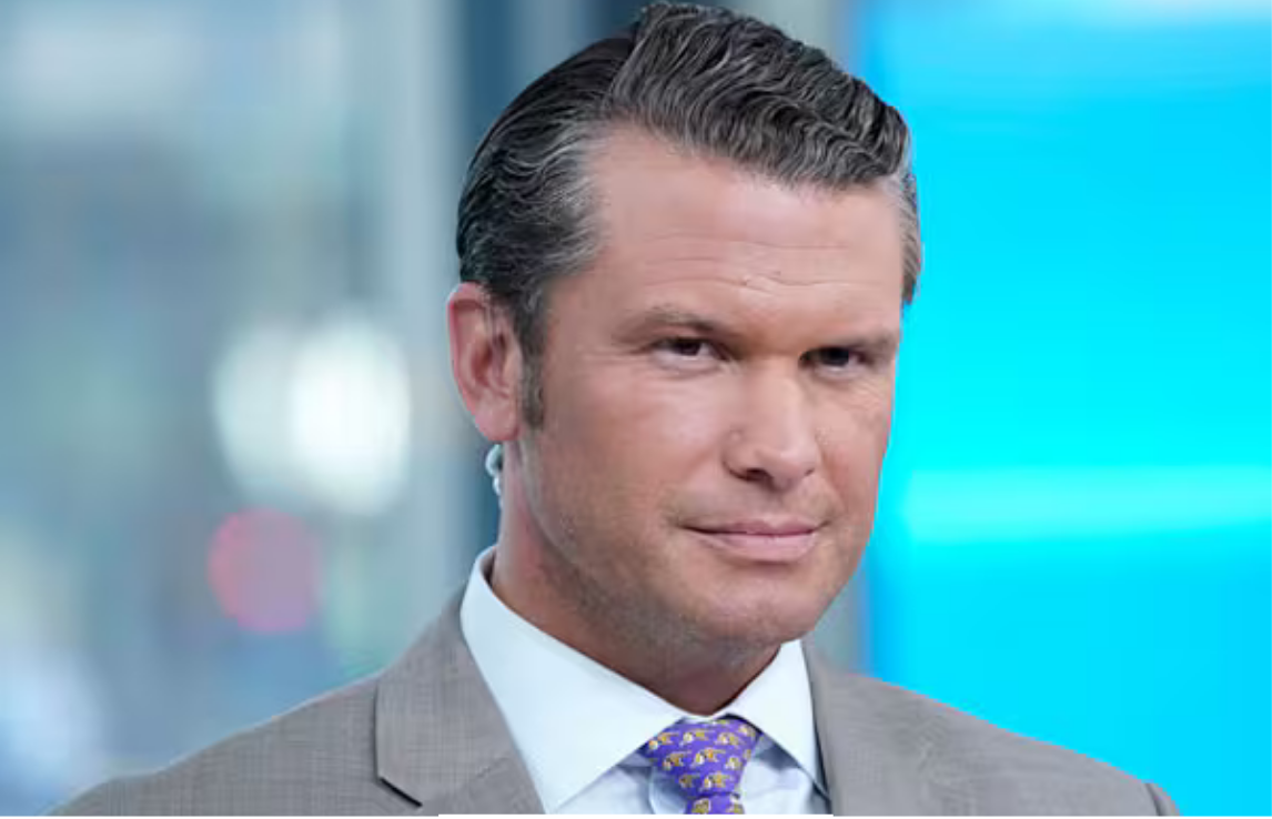 ஈரான் தொடர்பான போர் நிலை குறித்து கருத்து தெரிவிக்கும் அமெரிக்க பாதுகாப்பு அமைச்சர் பீட்டர் ஹெக்சேத்.