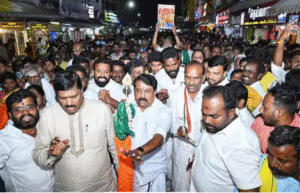 திருப்பரங்குன்றம் மலை சுற்றி நடைபெற்ற கிரிவலத்தில் பங்கேற்ற பக்தர்கள்.