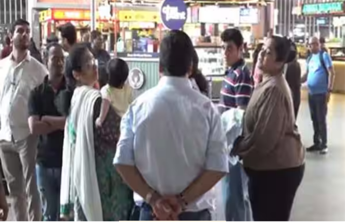 துபாயிலிருந்து மீட்கப்பட்ட இந்தியர்கள் மும்பை விமான நிலையத்தில் வந்தடைந்த காட்சி.