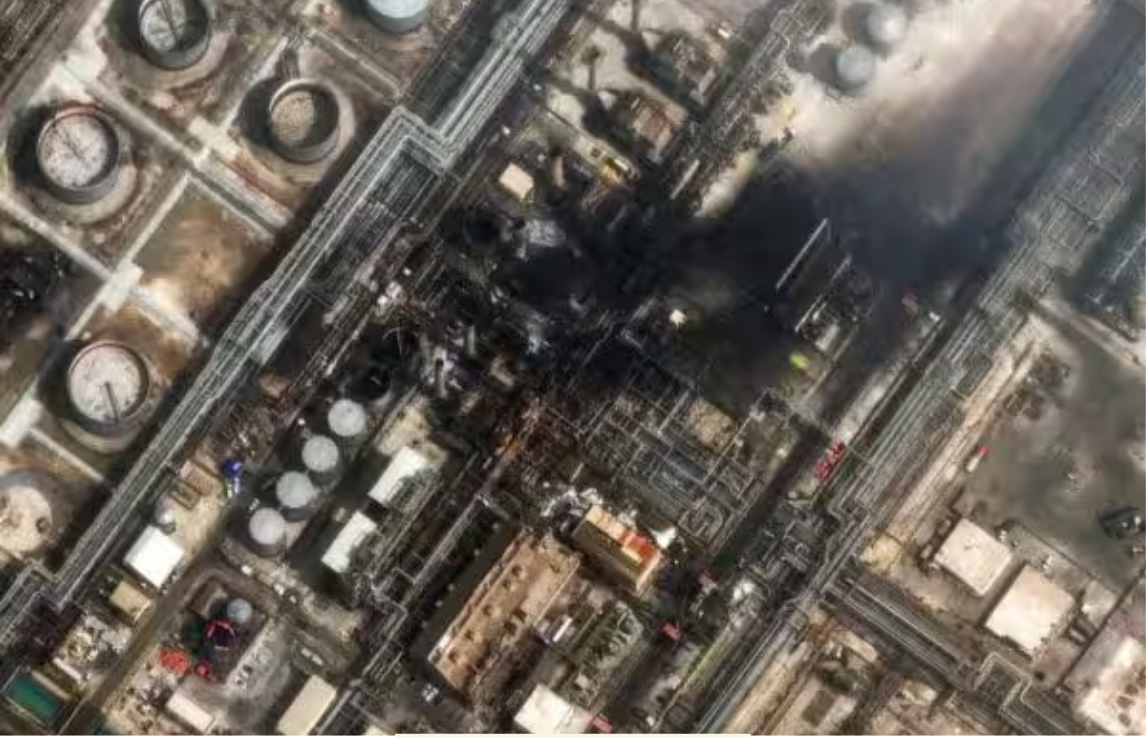 ட்ரோன் தாக்குதலுக்கு உள்ளான சவுதி அரேபியாவின் ராஸ் தனுரா அராம்கோ எண்ணெய் சுத்திகரிப்பு நிலையத்தின் செயற்கைக்கோள் படம்.