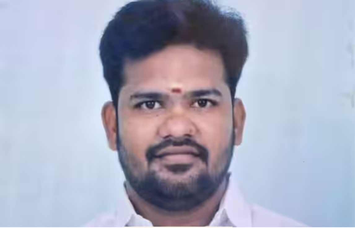 விமான பணிப்பெண்ணிடம் அத்துமீறிய வழக்கில் கைது செய்யப்பட்ட திமுக கவுன்சிலர் மற்றும் மற்றொரு நபர்.