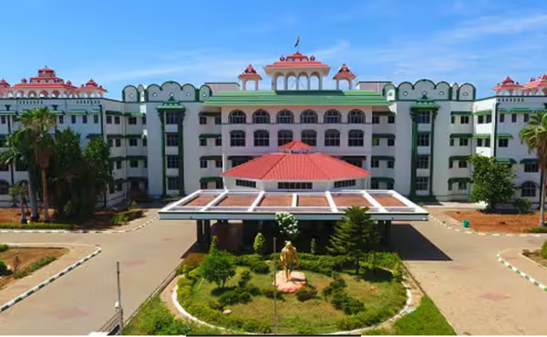 போக்குவரத்து கழக டிரைவர், கண்டக்டர்களுக்கு ‘இதர பணி’ வழங்கக்கூடாது என்று உத்தரவிட்ட உயர்நீதிமன்ற மதுரை கிளை.