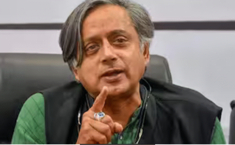 ரஷ்ய கச்சா எண்ணெய் வாங்கும் விவகாரத்தில் மத்திய அரசின் நிலைப்பாட்டுக்கு ஆதரவு தெரிவித்த காங்கிரஸ் எம்.பி. சசி தரூர்.