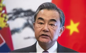 மேற்காசியப் போரை உடனடியாக நிறுத்த வேண்டும் என்று வலியுறுத்திய சீன வெளியுறவுத்துறை அமைச்சர் வாங் யீ.