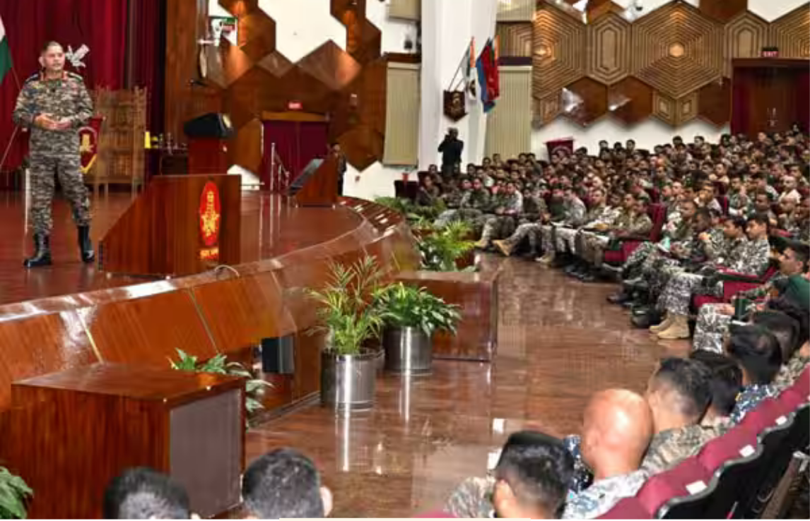 குன்னூரில் உள்ள வெலிங்டன் ராணுவ பயிற்சி கல்லூரியில் உரையாற்றும் ராணுவ தளபதி ஜெனரல் உபேந்திர திவேதி.