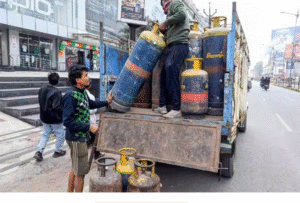 காஸ் உற்பத்தி அதிகரிப்பு மற்றும் சிலிண்டர் விநியோக பிரச்னை குறித்து மத்திய அரசு எடுத்துள்ள நடவடிக்கைகள் பற்றிய செய்தி.