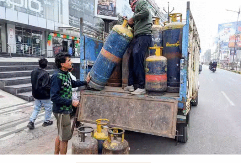 காஸ் உற்பத்தி அதிகரிப்பு மற்றும் சிலிண்டர் விநியோக பிரச்னை குறித்து மத்திய அரசு எடுத்துள்ள நடவடிக்கைகள் பற்றிய செய்தி.