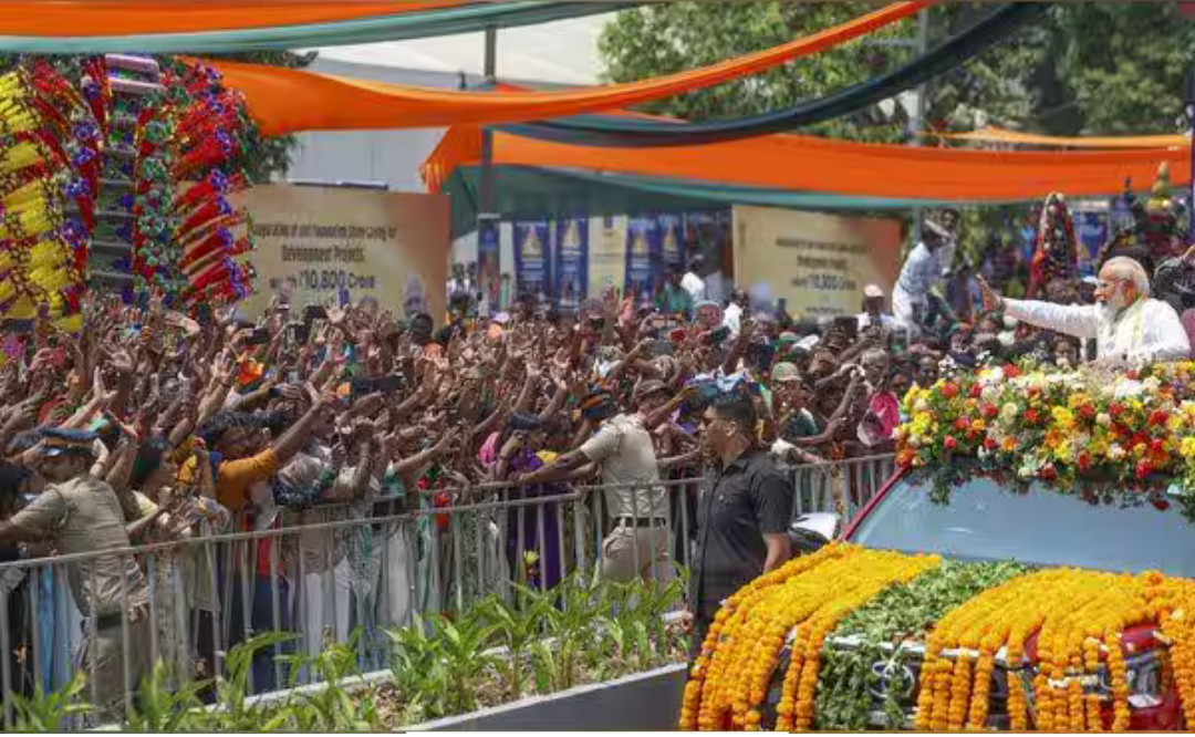 கொச்சியில் நடைபெற்ற பொதுக்கூட்டத்தில் மேற்காசிய போர் மற்றும் எதிர்க்கட்சிகள் குறித்து உரையாற்றும் பிரதமர் நரேந்திர மோடி.