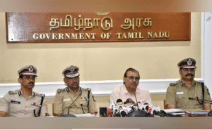 தமிழகத்தில் சட்டம்-ஒழுங்கு நிலை குறித்து தலைமைச் செயலகத்தில் விளக்கம் அளிக்கும் உள்துறை செயலர் தீரஜ் குமார் மற்றும் போலீஸ் அதிகாரிகள்.