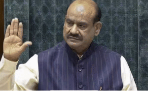 லோக்சபாவில் எதிர்க்கட்சிகளின் குற்றச்சாட்டுகளுக்கு பதிலளித்து உரையாற்றும் சபாநாயகர் ஓம் பிர்லா.