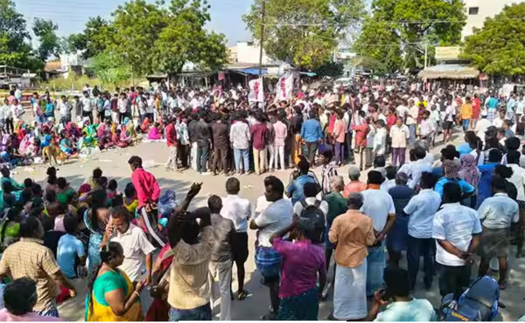 தூத்துக்குடி மாவட்டம் விளாத்திகுளத்தில் கொலை செய்யப்பட்ட மாணவி சம்பவம் தொடர்பாக நடைபெற்ற போராட்டம்.