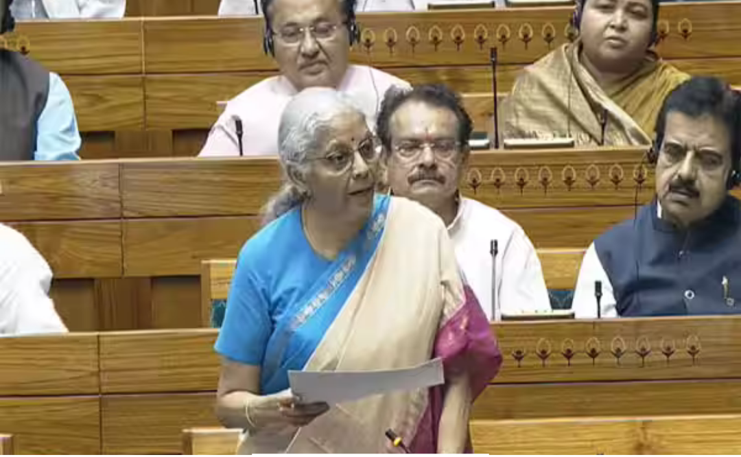 லோக்சபாவில் ரூ.1 லட்சம் கோடி புதிய பொருளாதார நிதி குறித்து அறிவித்த மத்திய நிதியமைச்சர் நிர்மலா சீதாராமன்.