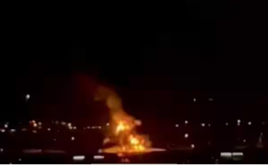 துபாய் விமான நிலையம் அருகே எண்ணெய் கிடங்கு மீது ஈரான் ட்ரோன் தாக்குதல் நடந்த சம்பவம் தொடர்பான செய்தி.