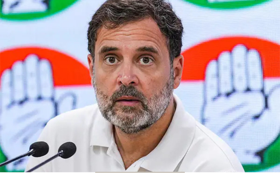 பார்லிமென்ட் வளாகத்தில் போராட்டத்தில் ஈடுபடும் ராகுல் காந்தி மற்றும் எம்.பி.க்கள்