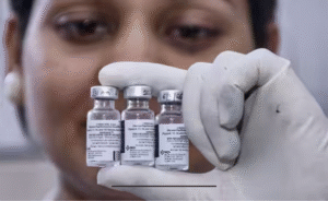 கர்ப்பப்பை புற்றுநோய் தடுப்பூசி செலுத்தும் சுகாதார ஊழியர்கள் மற்றும் சிறுமியர்கள்