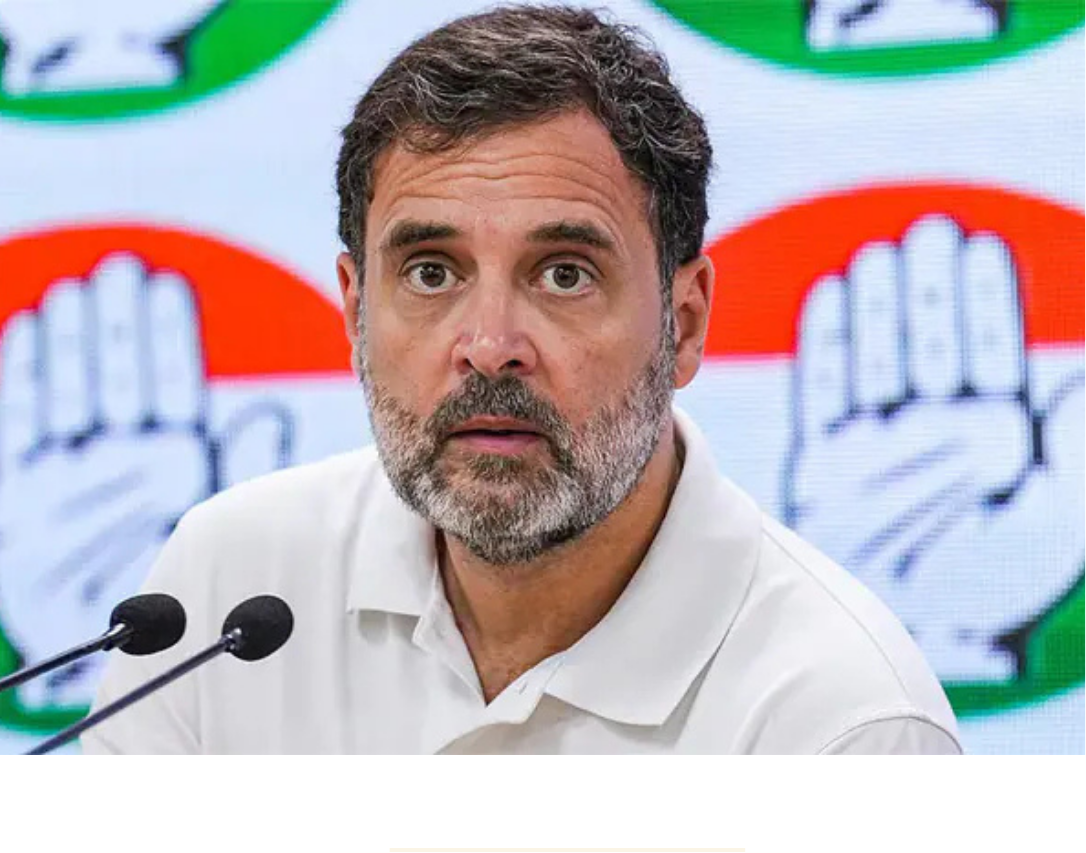 பார்லிமென்ட் படிக்கட்டில் அமர்ந்து டீ, பிஸ்கட் சாப்பிடும் ராகுல் மற்றும் அதற்கு எதிராக கடிதம் வெளியிட்ட முன்னாள் அதிகாரிகள்