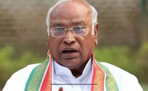 ராஜ்யசபாவில் பேசும் கார்கே மற்றும் சிரிக்கும் மோடி, உறுப்பினர்கள் சிரிக்கும் காட்சி