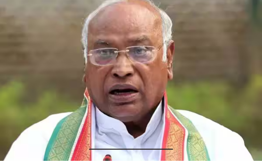 ராஜ்யசபாவில் பேசும் கார்கே மற்றும் சிரிக்கும் மோடி, உறுப்பினர்கள் சிரிக்கும் காட்சி