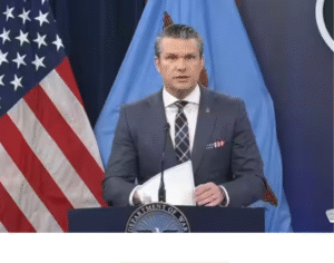 பென்டகனில் செய்தியாளர் சந்திப்பில் ஈரான் போர் குறித்து அமெரிக்க அதிகாரிகள் விளக்கம் அளிக்கும் காட்சி