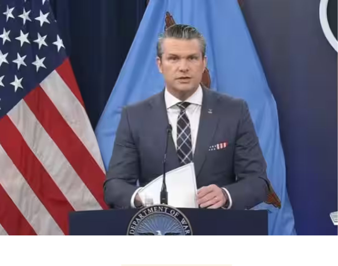 பென்டகனில் செய்தியாளர் சந்திப்பில் ஈரான் போர் குறித்து அமெரிக்க அதிகாரிகள் விளக்கம் அளிக்கும் காட்சி