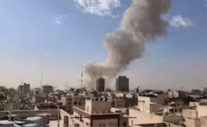 கத்தார் எரிவாயு நிலையம் மீது தாக்குதல் மற்றும் உலகளாவிய எரிசக்தி விலை உயர்வை காட்டும் காட்சி