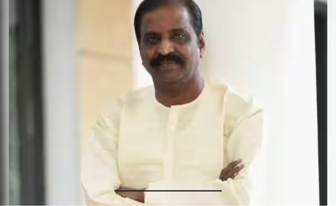 வைரமுத்து ஞானபீட விருது விவகாரம் குறித்து எழுத்தாளர்கள் எதிர்ப்பு தெரிவிக்கும் காட்சி