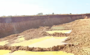 ஆழமாக தோண்டப்பட்ட குவாரி பகுதி மற்றும் சேதமடைந்த விவசாய நிலங்கள் காட்சி