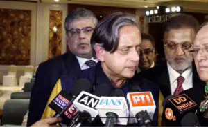 நிருபர்களிடம் பேசி விளக்கம் அளிக்கும் காங்கிரஸ் எம்பி சசி தரூர்