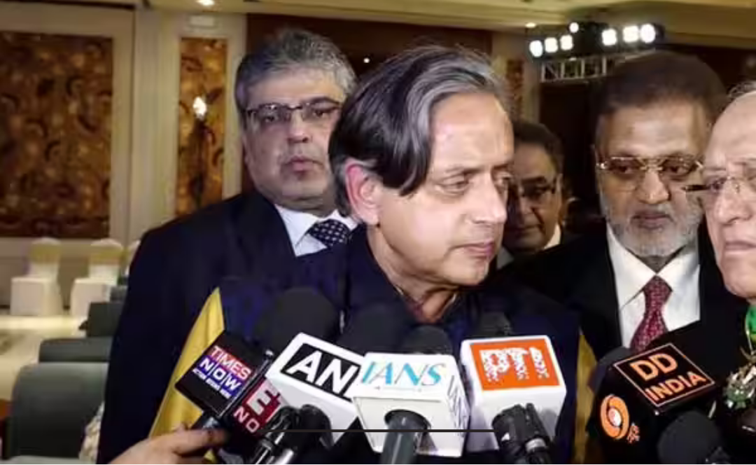 நிருபர்களிடம் பேசி விளக்கம் அளிக்கும் காங்கிரஸ் எம்பி சசி தரூர்