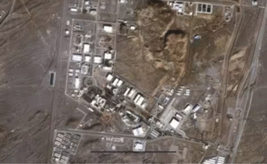 வான்வழித் தாக்குதலால் சேதமடைந்த ஈரானின் நடன்ஸ் அணுசக்தி நிலையம் மற்றும் புகை எழும் காட்சி