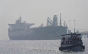 சென்னை துறைமுகத்தில் நிறுத்தப்பட்ட கச்சா எண்ணெய் கப்பல் மற்றும் இறக்குமதி நடைபெறும் காட்சி