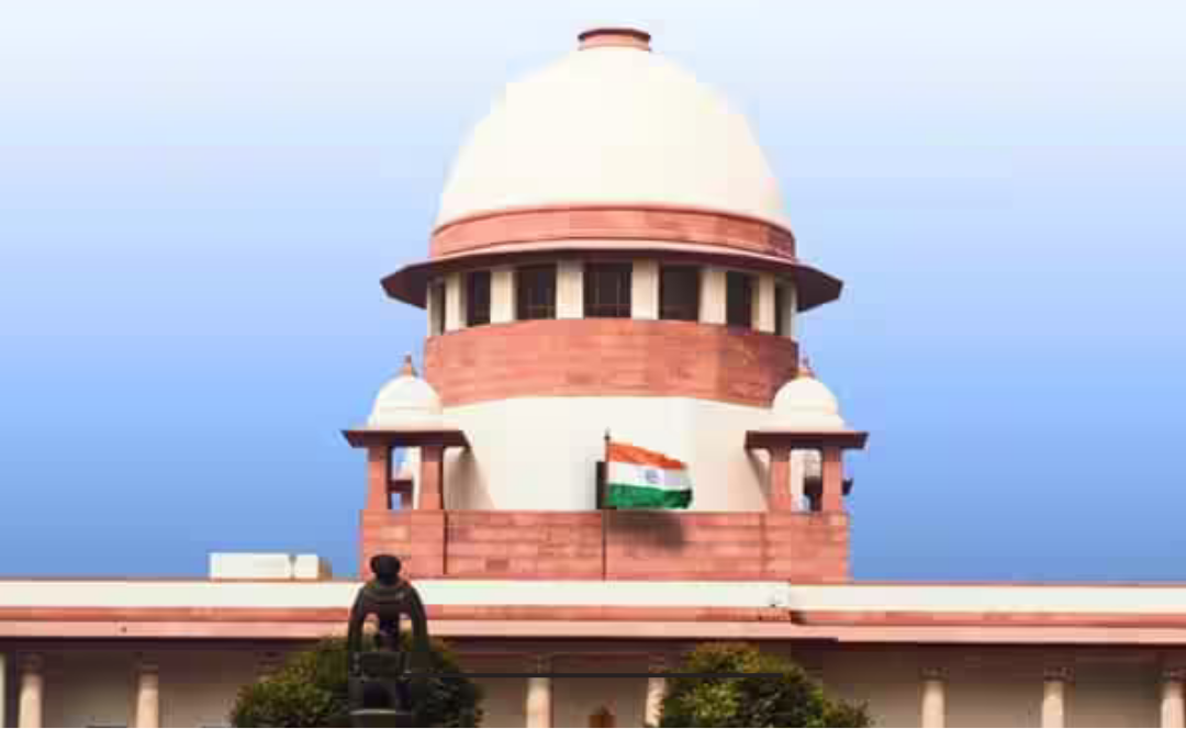 மொபைல் மூலம் வீடியோ பதிவு செய்து சமூக வலைதளத்தில் பகிரும் நபர் மற்றும் சுப்ரீம் கோர்ட் கட்டிடம் காட்சி