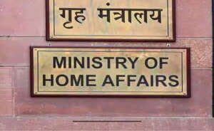 மொபைல் போனில் வாட்ஸாப் பயன்பாடு மற்றும் டிஜிட்டல் மோசடி எச்சரிக்கை குறியீடு காட்சி