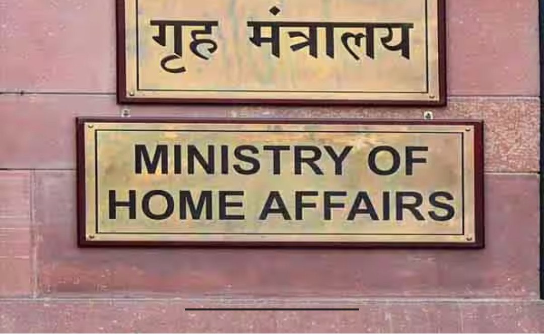 மொபைல் போனில் வாட்ஸாப் பயன்பாடு மற்றும் டிஜிட்டல் மோசடி எச்சரிக்கை குறியீடு காட்சி