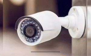 ரகசிய சிசிடிவி கேமரா பொருத்தப்பட்ட காட்சி மற்றும் போலீசார் கைது நடவடிக்கை மேற்கொள்ளும் படம்