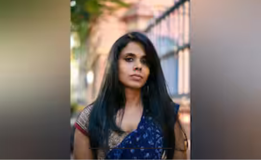 சமூக வலைதள விமர்சனங்களை எதிர்கொள்ளும் பெண் எழுத்தாளர் மற்றும் கடிதம் எழுதும் காட்சி