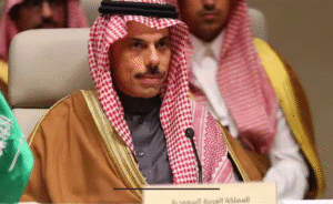 சவுதி மற்றும் ஈரான் நாடுகளுக்கிடையேயான தூதரக பதற்றத்தை குறிக்கும் கொடிகள் மற்றும் அரசியல் காட்சி