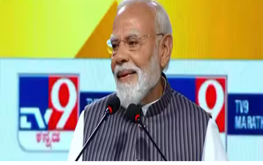 டில்லியில் நிகழ்ச்சியில் உரையாற்றும் பிரதமர் மோடி – காங்கிரஸ் ஆட்சியை விமர்சிக்கும் காட்சி