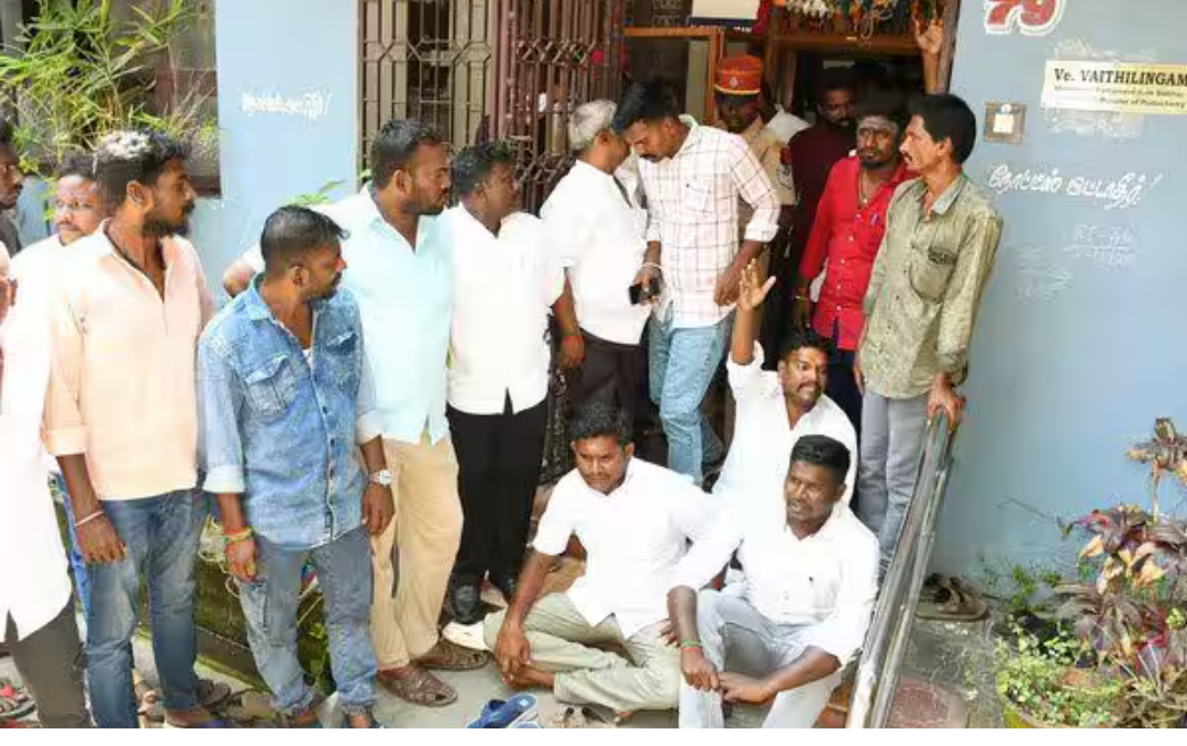 புதுச்சேரியில் வேட்பு மனு தாக்கல் செய்யும் காங்கிரஸ் மற்றும் திமுக வேட்பாளர்கள் – கூட்டணி குழப்பம் வெளிப்பாடு