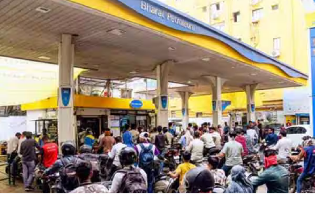 பெட்ரோல் நிலையத்தில் எரிபொருள் நிரப்பும் காட்சி மற்றும் பற்றாக்குறை இல்லை என அறிவிக்கும் தகவல்