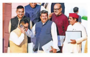 டில்லியில் நடைபெற்ற அனைத்து கட்சி கூட்டத்தில் எரிசக்தி நிலை குறித்து விவாதிக்கும் காட்சி