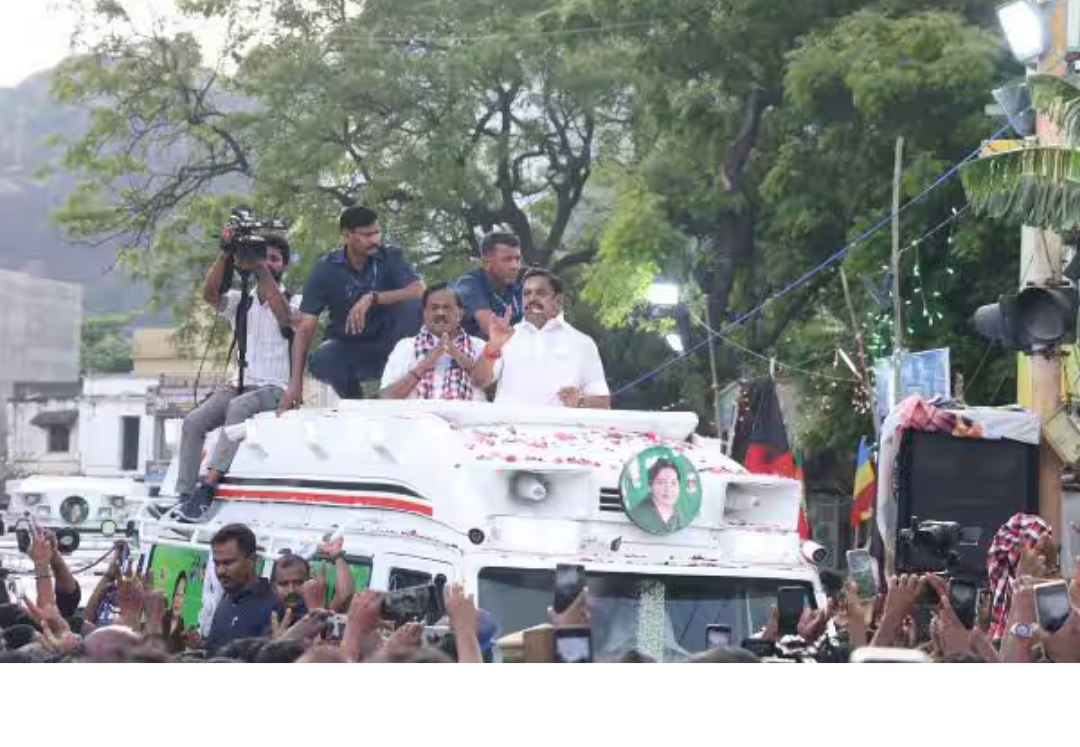 நாகர்கோவில் பகுதியில் தேர்தல் பிரசார கூட்டத்தில் உரையாற்றும் பழனிசாமி மற்றும் பொதுமக்கள்