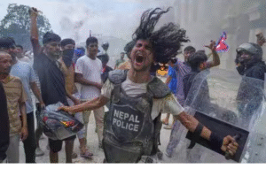 நேபாளத்தில் போராட்டத்தில் உயிரிழந்தவர்களுக்கு அஞ்சலி செலுத்தும் மக்கள் மற்றும் அரசு அறிவிப்பு காட்சி