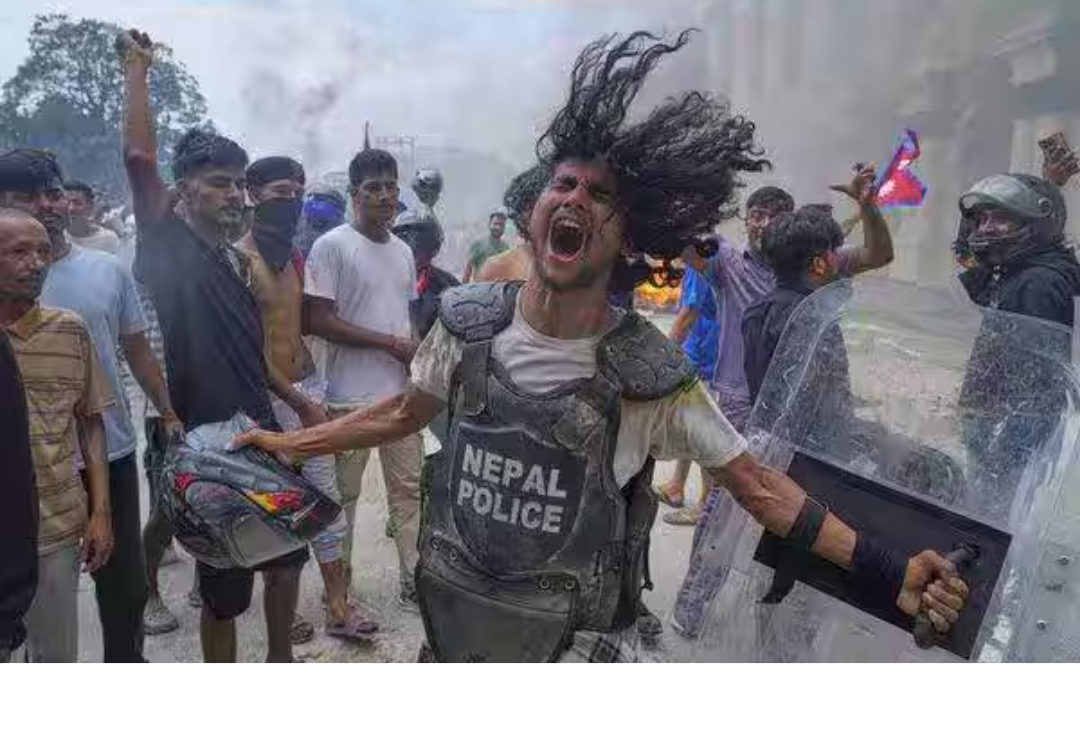 நேபாளத்தில் போராட்டத்தில் உயிரிழந்தவர்களுக்கு அஞ்சலி செலுத்தும் மக்கள் மற்றும் அரசு அறிவிப்பு காட்சி